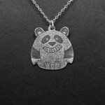 pendentif en argent gravé - Le panda malicieux