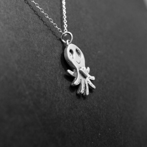 pendentif en argent gravé - Le petit poulpe au grand cœur
