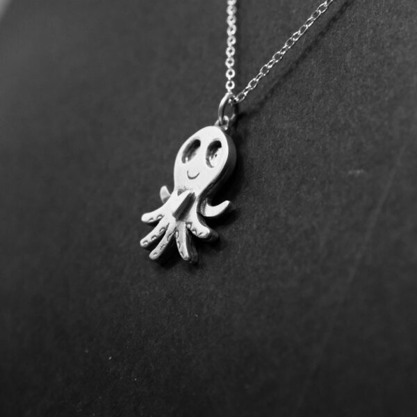 pendentif en argent gravé - Le petit poulpe au grand cœur