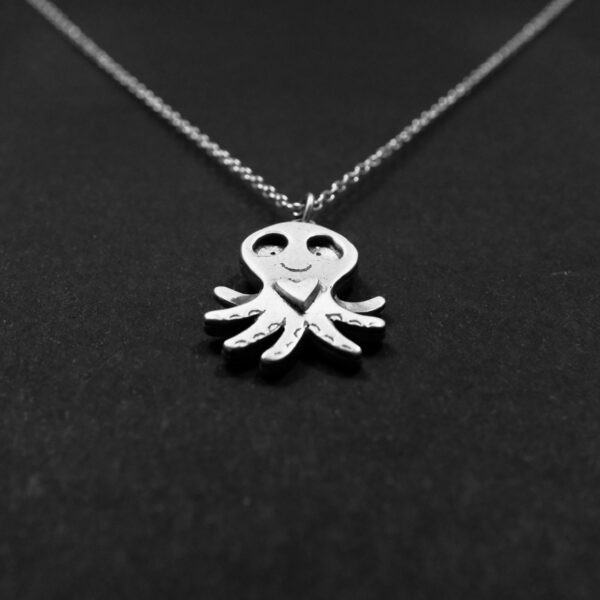 pendentif en argent gravé - Le petit poulpe au grand cœur