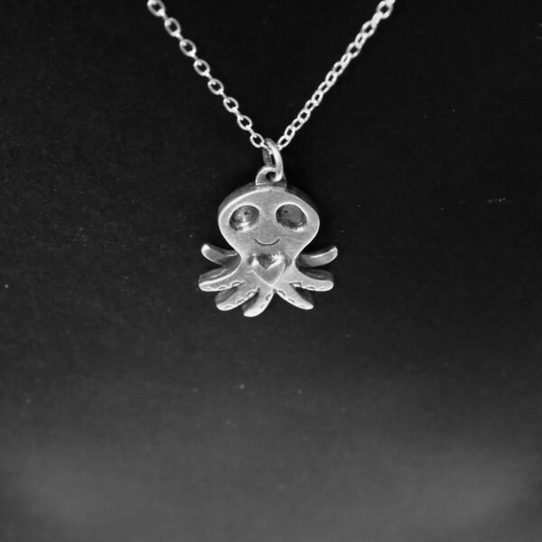 pendentif en argent gravé - Le petit poulpe au grand cœur