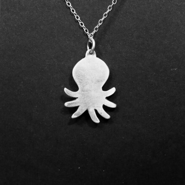 pendentif en argent gravé- Le petit poulpe au grand cœur