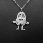 pendentif en argent gravé - Le fantôme à pois