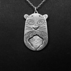 pendentif en argent gravé - La chamane au guépard