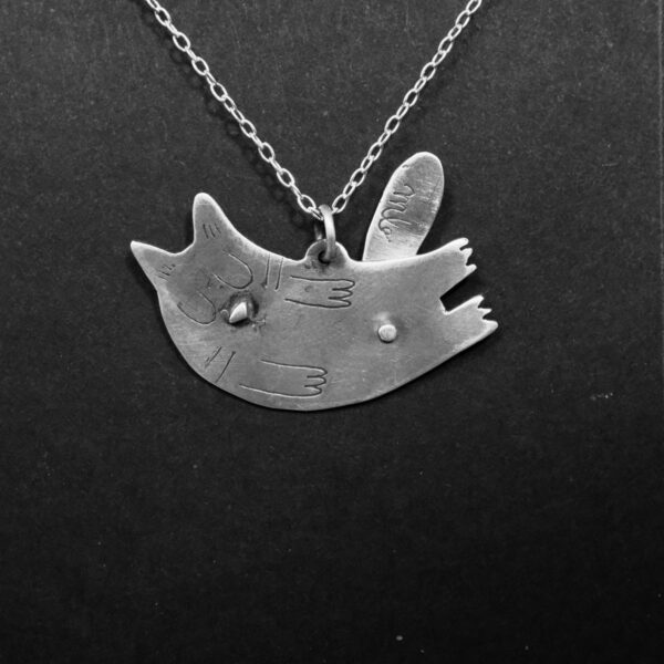 pendentif en argent gravé - Le chat articulé