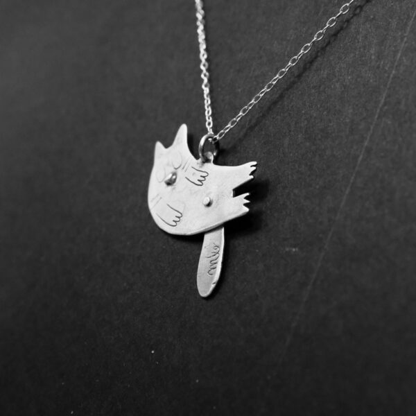 pendentif en argent gravé - Le chat articulé