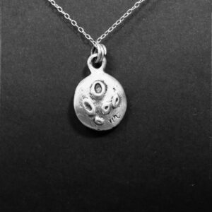 pendentif en argent forgé - La face cachée de la Lune